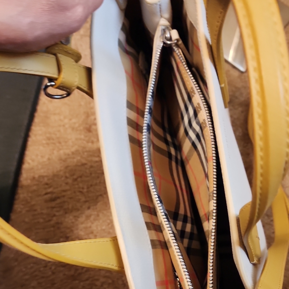 Burberry Banner Leather Tote Bag in Ivory with Tan leather details - Picture 4 of 16